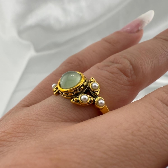 Vintage Elegant Gold and Green Stone Adjustable Ring - Picture 4 of 5